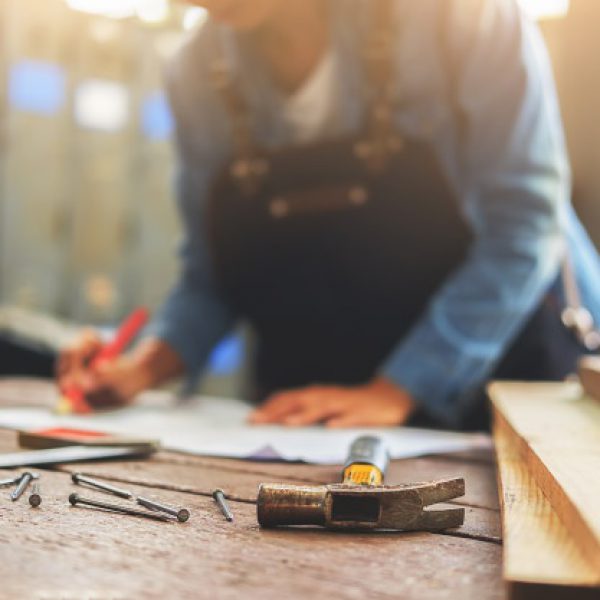 Carpinteria-trabajando-maquinas-trabajar-madera-carpinteria